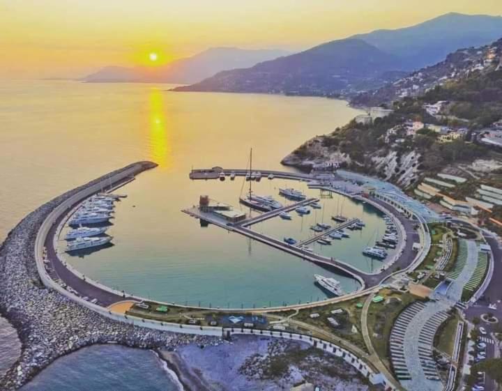 Апартаменты Casa Al Mare Вентимилья Экстерьер фото